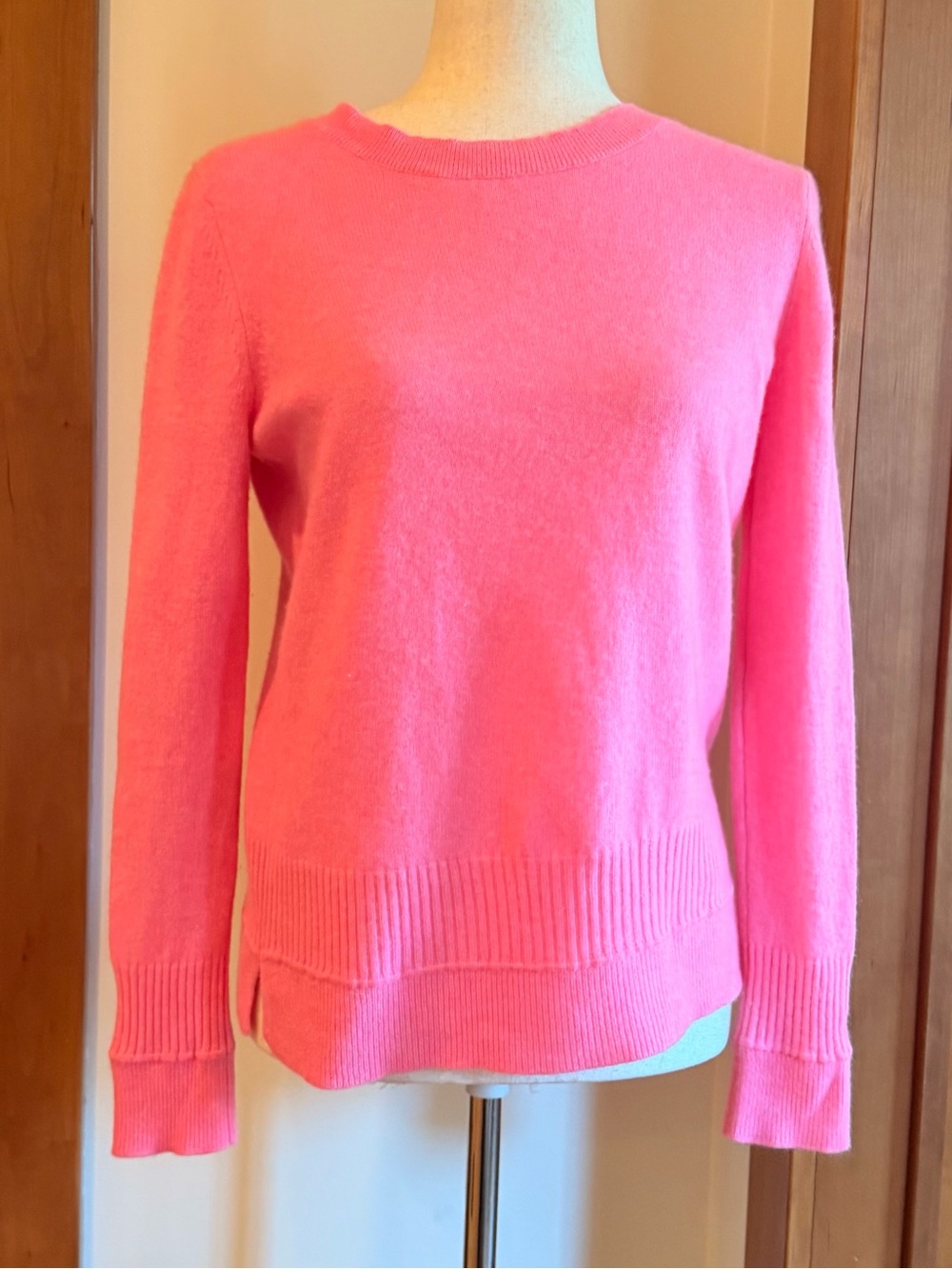 White + Warren Bright Pink Crewneck Cashmere-Blend Sweater